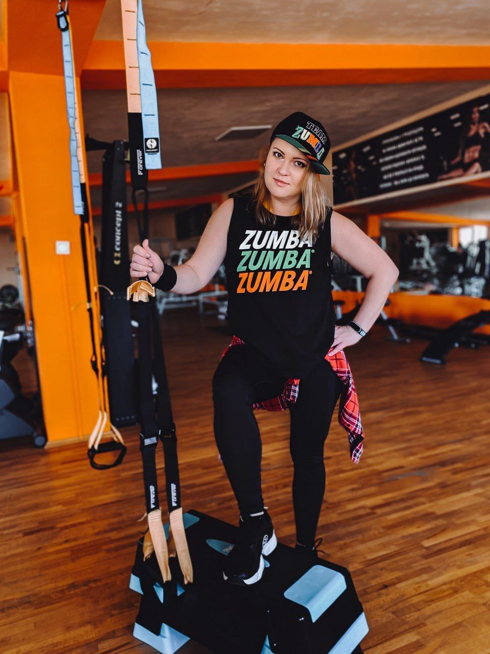 Виктория в Zumba екип в спортна зала
